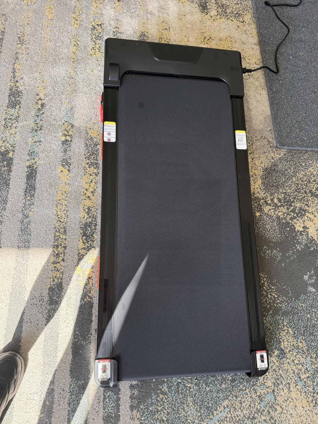 Il walking pad pronto all'uso sul tappeto