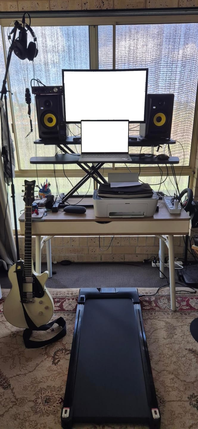 Il walking pad sotto la scrivania in home office