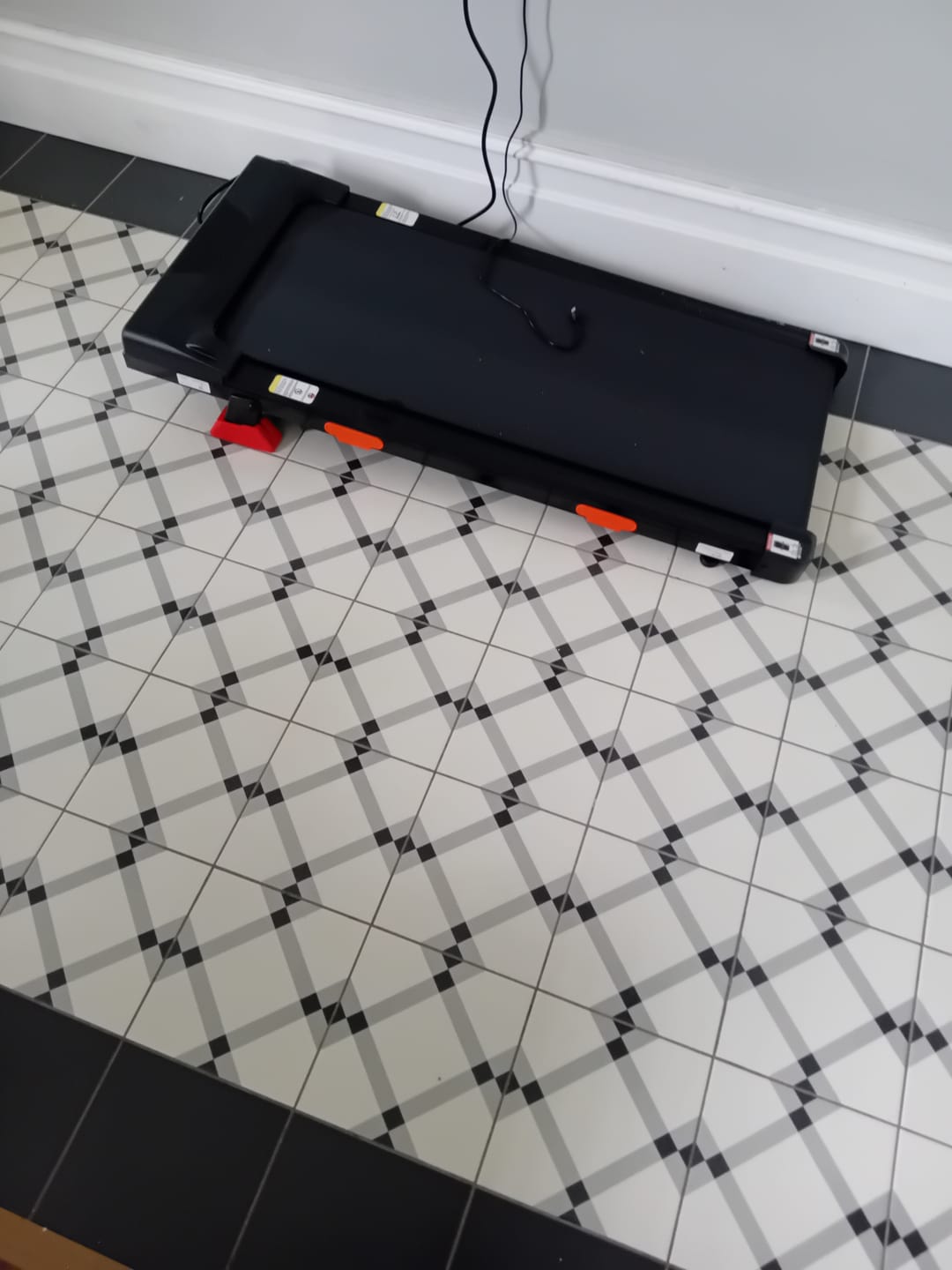 Il walking pad riposto accanto alla parete